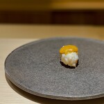 くるますし - イセエビ。 前回、初めて出されたのがこれ。 でもしっかり進化してました。 前回は、その場で解体。 カウンターに「おぉー！！」っと歓喜の声が上がりましたが、今回は２日寝かせた身だけをその場で炙り、握り、また炙り。 活き造りは客へのパファーマンスにはなりますが、味も歯ごたえも強すぎる。 今回はじっくりと香りを味わいを楽しむことができました。 素人が喜ぶパフォーマンスよりも断然支持しますよ、僕は。