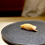 くるますし - マナガツオ。 焼き物に続いて、鮨でも。 これは美味しいですねー。 旬の「サワラ」といい勝負ができます。 こういう一品が最初に出されると、期待値爆上げです。