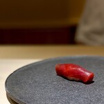 くるますし - 赤身。 瞬間漬け。 これもいい色、いい香り。 本マグロの漬け、まぐろの中で一番好きです。