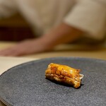 くるますし - アナゴ。 江戸前では、マグロと並んで人気があるのがこれですよね。 ただ、この店では、この美味しい握りが霞んでしまうほどに、瀬戸内の美味い魚が、江戸前にはない火入れと調理で供されるので可哀想です。 でも、すごく旨いんですよ。