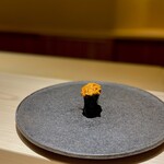 くるますし - 赤ウニ。 これは地元産のウニですね。 バフンのほうが見栄えも旨さも上ですが、あえて地元産。 それも良し。