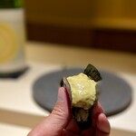 くるますし - ワタリガニの海苔巻き。 ここのスペシャリテですね。 季節によって、内子が目立ったり、ミソが目立ったりで１年に渡ってバリエーションが楽しめます。 瀬戸内前の鮨の１つ。