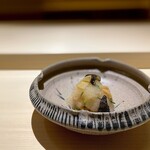くるますし - オコゼ。 前回、おこぜの焼き物に目を閉じてうなりましたが、今回もすごいもん出してきた！ これ、おこぜの全部。 煎り酒のジュレの下には、おこぜの切り身、キモ、子、火入れした内蔵が隠れてるんです。 黒いのは炙った皮。 さまざまな食感や味わいを、品の良い酸味に包みこんで洗練された料理にまとめ上げています。