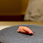 くるますし - 中トロ。 どこ産か失念。 とっても軽くて、それでもしっかり粘りつき、とろけ出す脂と旨味は素晴らしい。 夏まぐろバンザイ。