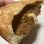 Kanayahoterubekari - 限定カレーパンを叩き割るとこんな感じ