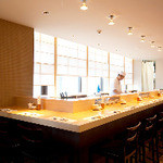 あい田 - 広々としたカウンター席は銀座のお寿司屋さんでもあまりありません。ごゆっくりお楽しみ頂けます。