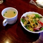 Trattoria LEMON GARDEN - ライスとサラダ、それにスープがついてきます。サラダにかかったドレッシングが◎でした。