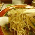 支那そばおぐら - 麺は薄い茶色の自家製麺