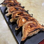 中国料理 パンダ - このくらいこんがり焼いてくれた方が餃子は絶対美味しい♪1個のサイズが大きくて皮もシッカリしてるけど変に分厚過ぎなくて好き♡