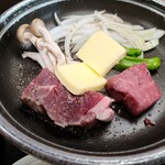 吉田家 - 2日目の夕食メイン。味付けが良かったですね。野菜をご飯に載せて。魚介続きだったのでお肉の脂が恋しい頃でした
