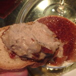 ビストロ ルボングー - チキンレバームースのキャラメリゼ　オンザパン