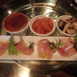 ビストロ ルボングー - チキンレバームースのキャラメリゼ、ラタトゥイユ、キノコのマリネ、生ハムパイン