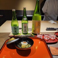 一石三鳥 別邸 - 椀物　鱧飛龍頭 小メロン 小玉葱と利き酒セットお好み３種(惣邑 酒未来 純米吟醸・超裏 雅山流 特別純米酒 緑風・ 東光 辛口純米大吟醸)