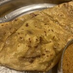 インディヤム - コレコレ、このスイーツ！
      中にはかぼちゃペーストのようなヤツが入っています。ギーも効いててめちゃくちゃピチョ美味！