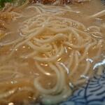 Kurume ramen kimmaru - ・麺は細く、少し撚れあり