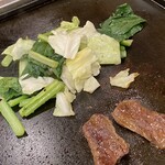 錦糸町こてがえし - 鉄板でハラミと野菜を炒めます。