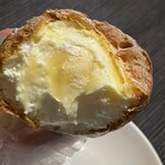 自由が丘ベーカリー／パティスリー - シュークリーム断面