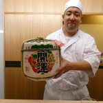 澤田 - 祝い酒の樽を軽々持つ日高さん