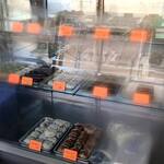 伊勢屋 - お店に並ぶお菓子