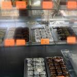 伊勢屋 - お店に並ぶお菓子