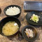 Tempura Daruma Ichiban - 席に着くとすぐにご飯と味噌汁等のセットが運ばれて来ました。  
                        
                        ご飯には浅漬け、イカの塩辛が付いて来ますがご飯やこれらはお替りが出来ます。
