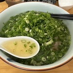 麺処コジマ屋 - 熱々の透き通った豚骨スープは口当たりもよくて旨い。