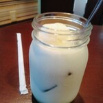 カラオケ ビッグエコー - 料理写真:写真わかりにくいですが、実物はもう少しグリーン入ってます。抹茶フロートです。