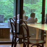 Porcupine - 因為是空閒的時段，我原本打算坐在外面的沙發上，但在點餐的時候卻被別人先坐了。唉…不過，還是他們坐那邊比較好♡結果還不錯♡