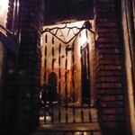 ザ バー ワタナベ - この鉄扉の向こうにお店の入口が…