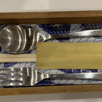 Porcupine - 嗯？這是左撇子的擺放方式嗎？？我覺得叉子和筷子的擺放方向應該反過來會比較好。