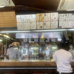 Yoshikami - カウンター席前が厨房。カウンター席の上にはたくさんのサイン色紙が。