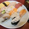 Okizushi - 得々ランチ860円(税込)
                この値段だから大したこと無いだろうなと予想していたのですが、ボリューム満点で鮮度も良く美味しい♪
                炙りサーモン滅茶苦茶美味しかったです｡:+((*´艸`))+:｡