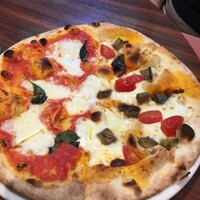 Serafina NEW YORK さいたま新都心店 - 参考までに。友達のピザ。サイズわかりにくいけどうちの掛け時計くらい大きい。←益々わからない。