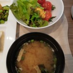 Roiyaru Hosuto - サラダ、味噌汁
