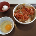 すき家 - キムチ牛丼 ＋ たまご ¥620（税込）