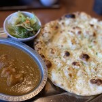 マサラ - エビカレー3辛 まだまだ辛くできる辛さだね
ガーリックナン  いいデカさ ニンニクのパンチいいね