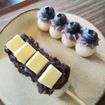Green Tea SEN - ブルーベリーのお団子とあんバターのお団子