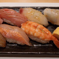 鮨 あうん - 最初のお皿には、左上から時計回りに、”中トロ” ２貫、”鯛”、”ほたて”、”ガリ”、”玉子” ２枚、”海老”、”金目鯛”、”かすご（チダイ）”が乗っています。