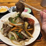 ホルモン栄楽 - 味付けは、醤油ベースにフルーティーな、やや濃いめなタレです。
