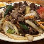 ホルモン栄楽 - まぁまぁなボリューム。牛肩ロース　玉ねぎ　ピーマン　人参