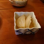 酒肴商店 アジト - 淡路島産タマネギの煮物