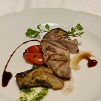 アルポルト・クラシコ そごう横浜店 - 豚ロースと季節野菜のグリル グリーンソース
                      元々は子羊の料理でしたが、羊は苦手なので豚肉に変更していただきました。
                      しっかりと火は入っているものの、パサつく事なく豚肉の旨味がしっかり表現されています。