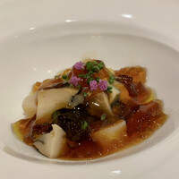 アルポルト・クラシコ そごう横浜店 - 鮑と旬野菜のコンソメゼリー仕立て
                    蒸した韓国産蝦夷鮑がゴロゴロと、とても柔らかです。
                    コンソメゼリーが冷んやり、ベビーコーンの輪切りとツルムラサキを忍ばせていますが、ツルムラサキの滑りが夏らしい演出。