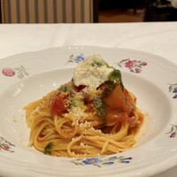アルポルト・クラシコ そごう横浜店 - 余市トマトとリコッタチーズのベッペ風 フェデリーニ
                    ベッペ風とは、片岡シェフがトマトソースにジェノヴェーゼを加えるソースの名前、そこに淡白なリコッタチーズを添えるのは味のバランスを考えての組立てです♪