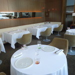 モダンフレンチ 「コラージュ」 - 白を基調とした明るい開放感のある空間