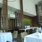 モダンフレンチ 「コラージュ」 - 天井が高く開放感があります