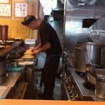 つけ麺 道 - 奥にお弟子さんがいますが、ほぼ一人で作っています。