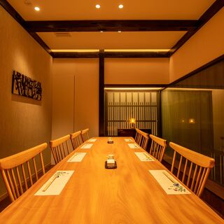 最大8名様までご利用可能な完全個室。
                                          別途個室料金が掛かります。