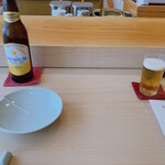 銀座 鮨 み富 - 右側のツボにガリが入っていてこの左側の小皿に必要分取り出すスタイル。ガリテロはここでは起きなさそうだけど…