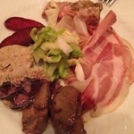 ブリッカ - ここに来たらこれは外せません自家製シャルキュトリーの盛り合わせ